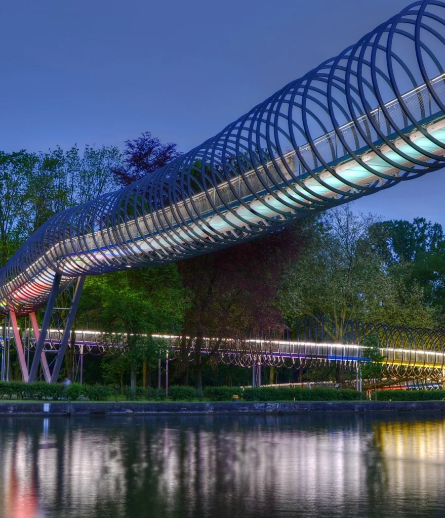 Slinky-Brücke in Oberhausen bei Nacht